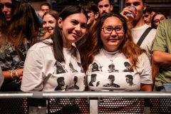 Des fans au premier rang venues pour Bekar. • © Louben Prévost