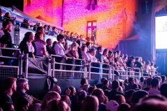 Les VIP et partenaires profitent du spectacle. • © Louben Prévost