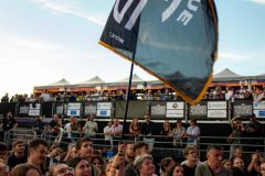 Les drapeaux de "Grande Avenue Musique", le label de Leonem. • © Louben Prévost