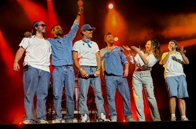 Saluts sous les applaudissements du public pour Synapson. • © Louben Prévost