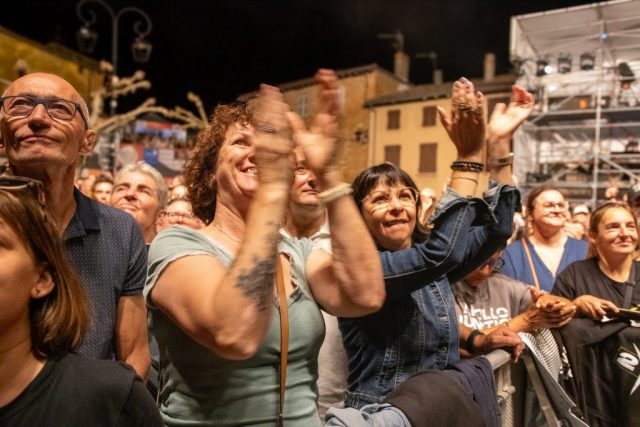 Au premier rang, le public est ravi. • © Louben Prévost