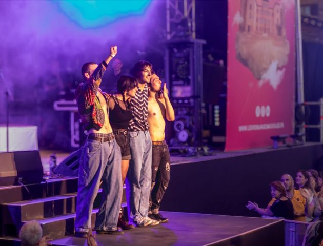 Les gagnants du tremplin, Don't Kill The Cow, saluent le public. • © Louben Prévost