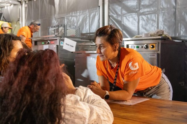 Les bénévoles et le public. • © Louben Prévost