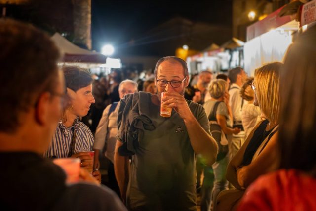 Moment convivial aux Vendanges Musicales. • © Louben Prévost