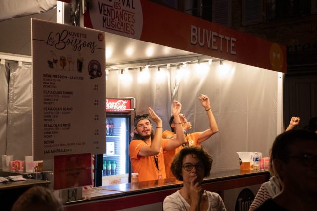 Kyo a même ambiancé les bénévoles au bar. • © Louben Prévost