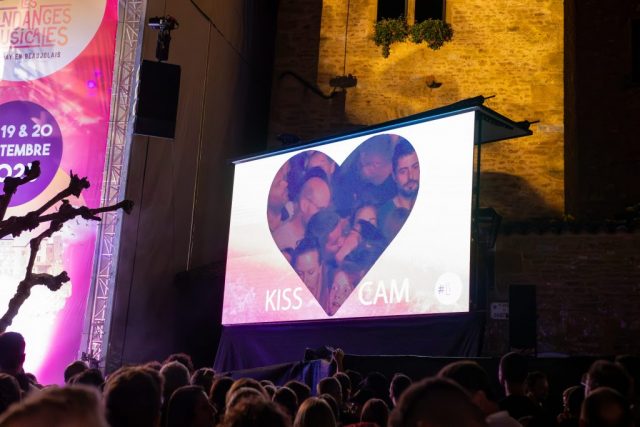 Une "kiss cam" pour faire patienter entre chaque concert. • © Louben Prévost