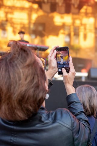Moment immortalisé du concert de Soalo pour cette spectatrice. • © Louben Prévost
