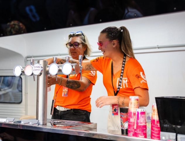 Paillettes et cocktails • © Louben Prévost