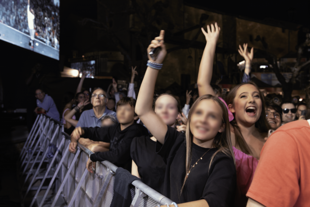 Le public à fond pendant le concert de Jyeuhair. • © Louben Prévost