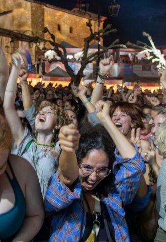 Jyeuhair fait danser le public. • © Louben Prévost