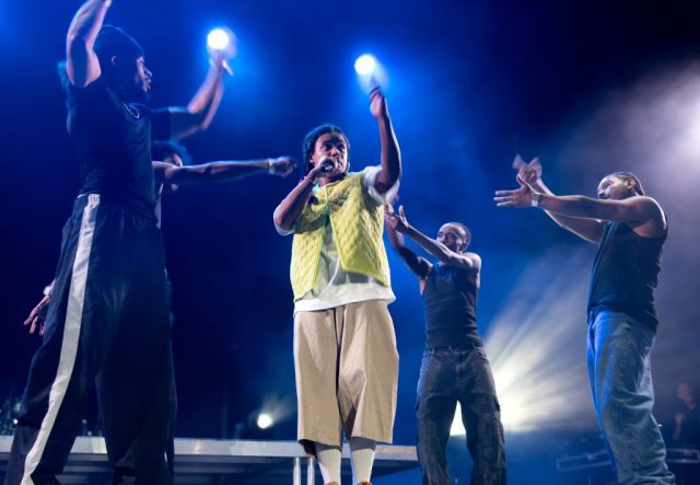 Jyeuhair, entouré de ses danseurs. • © Louben Prévost