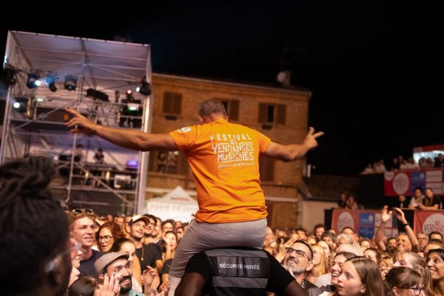 Bain de foule pour Olivier Mars, qui qutte la présidence du festival. • © Louben Prévost