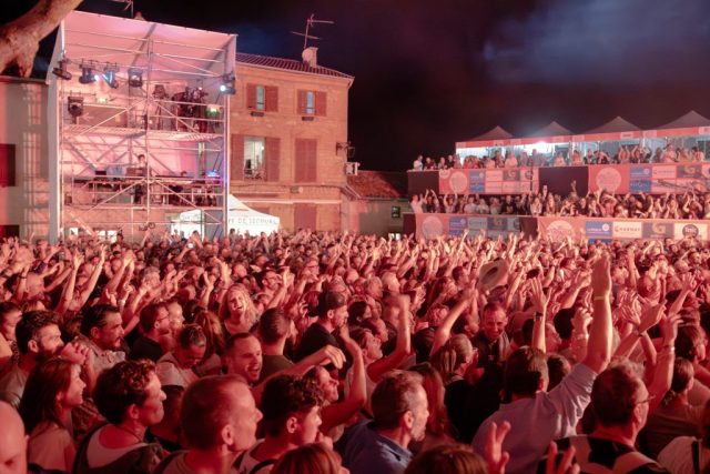 3000 personnes réunies sur la place principale de Charnay. • © Louben Prévost