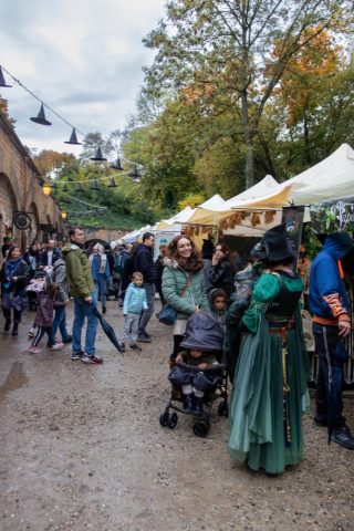 Les familles rencontrent les créatures envoûtantes. • © Louben Prévost