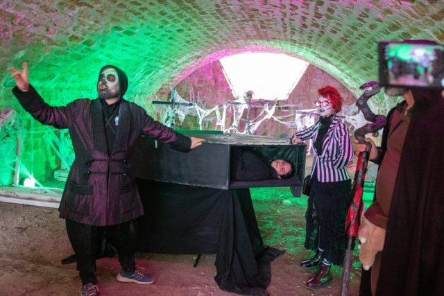 Les créatures s'amusent à enfermer les volontaires dans un cercueil. • © Louben Prévost