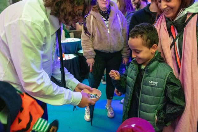 Distribution de pierres magiques. • © Louben Prévost