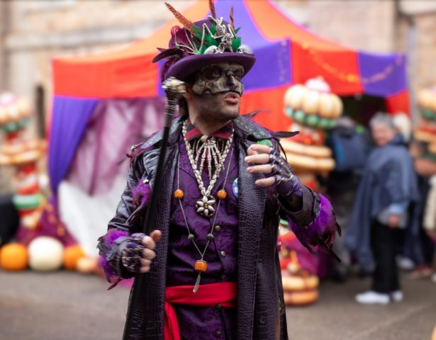Les créatures magiques déambulent dans le fort de Bron. • © Louben Prévost