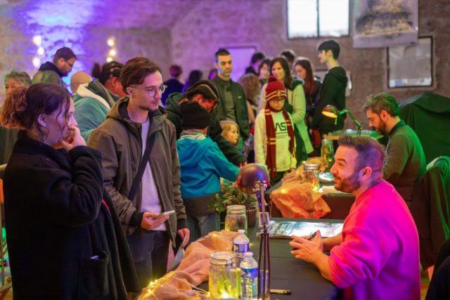 Séance dédicaces. • © Louben Prévost