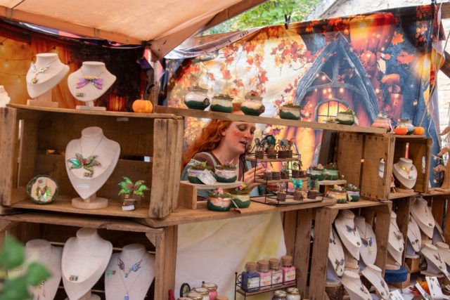 Plusieurs artisans étaient sur place. Ici, un stand de bijoux. • © Louben Prévost