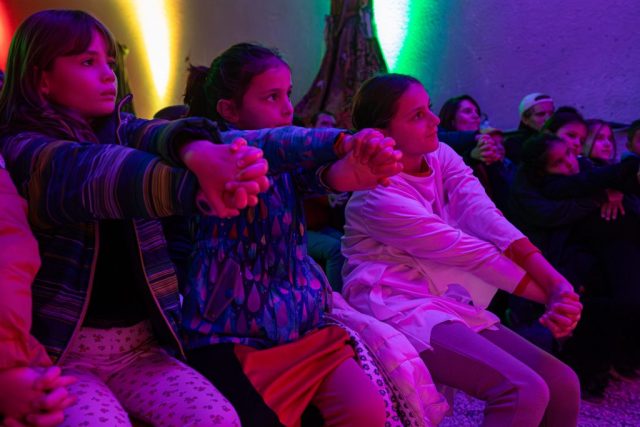 Le jeune public s'essaie au mentalisme. • © Louben Prévost