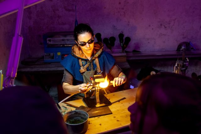 Une souffleuse de verre était présente. • © Louben Prévost