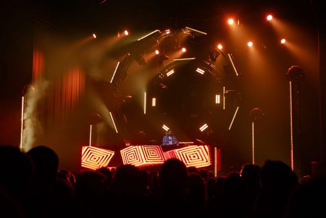 Busy P • © Louben Prévost